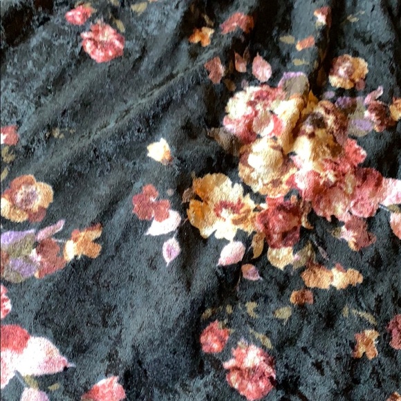 🦄 4/$40 Basic Black Floral Skirt - Picture 4 of 6